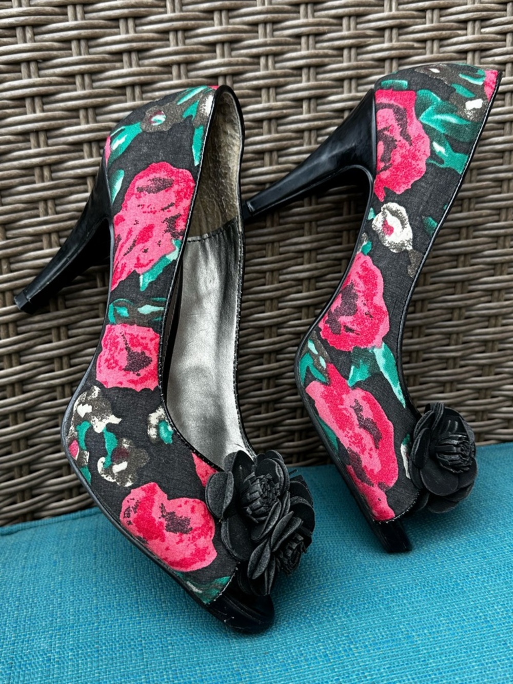 Sam & Libby Black Floral Peep-Toe Platform Heels with Pink Red Roses Size 6 1/2
